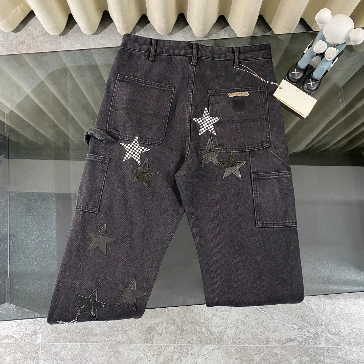 P270 Chrome hearts Chrome hearts Miami limited edition star black work jeans logging pants Chrome hearts city limited jeans Hardware customization Original development vintage levis American-made 501 black and gray base version Levi's American-made 501 base version Imported sheepskin 925 silver jewelry remake [Top heavy industry fashion design] Consistently high-street luxury style. Speaking of this style, the Zangyin family and GU family are definitely the leading representative brands. Especially the Zangyin family has really achieved a state-of-the-art effect in creating high-street style. The unique washed material is used to create this style. The color system is already quite eye-catching. After it is decorated with patchwork cross flowers, it cleverly highlights the charm of the brand. Secondly, this style uses classic The high-waist cutting design highlights the long legs and fashionable temperament of the upper body. The brand is highly recognizable and the slim fit configuration is more suitable for daily wear. It is a product that interprets personality, fashion, and specifications at a glance. This single product is enough to make any fan excited. It can be a white T-shirt for a youthful college style, or a tight suspender for a royal style. It has strong matching ability and can be easily controlled by men.  [Materials and craftsmanship] Needless to say, this point goes without saying. As an excellent craftsman brand, Zangyin’s requirements for details and craftsmanship are really perfect. The washed color of this model has gone through so many processes, not to mention the embellishment of denim appliques. It is also purely hand-made and sewn. Just like what they believe in, only hand-made things have soul and have the meaning of wear. A top-notch heavy-duty fashionable denim item, I look forward to your perfect interpretation! ! Color: black Size: 30-36